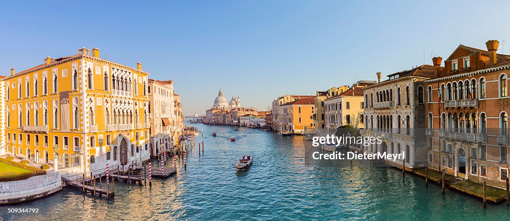 Blick von der Accademia-Brücke am Canal Grande in Venedig
