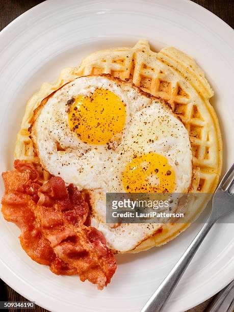 waffles with fried eggs and bacon - stroopwafel stockfoto's en -beelden