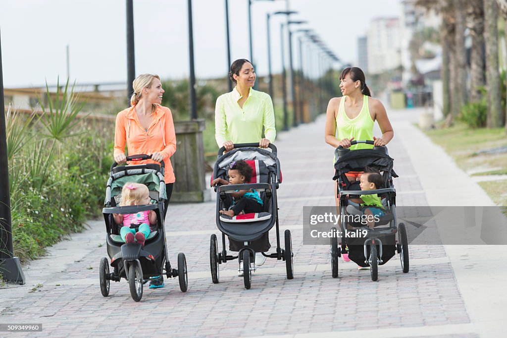 様々な人種の母親と赤ちゃんにジョギング用ベビーカー