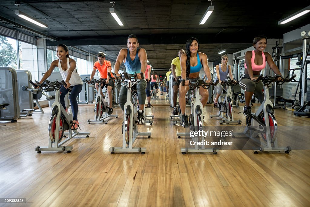 Gruppo di persone che si allena in palestra