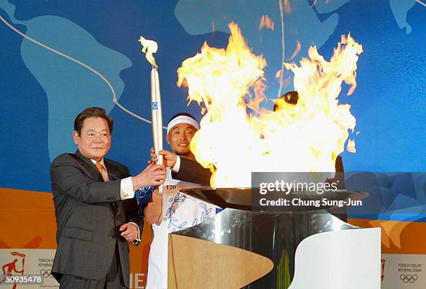 Samsung Group chairman Lee Kun-Hee , an IOC member, Olympic torch bearer Lee Bong-Ju , 2001 Boston Marathon winner and Seoul Vice Mayor Won Se-Hun...
