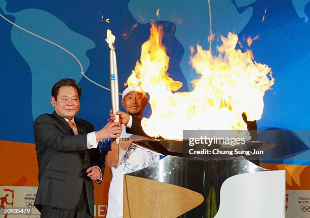 Samsung Group chairman Lee Kun-Hee , an IOC member, Olympic torch bearer Lee Bong-Ju , 2001 Boston Marathon winner and Seoul Vice Mayor Won Se-Hun...