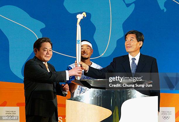 Samsung Group chairman Lee Kun-Hee , an IOC member, Olympic torch bearer Lee Bong-Ju , 2001 Boston Marathon winner and Seoul Vice Mayor Won Se-Hun...