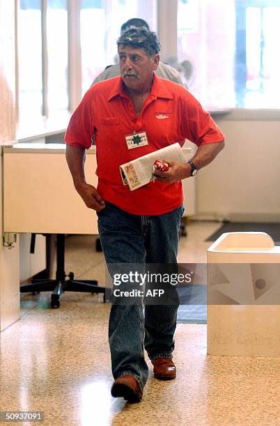 Dennis Rocha, the father of Laci Peterson, arrives at the San Mateo County Courthouse for the third day of the Scott Peterson double-murder trial 07...