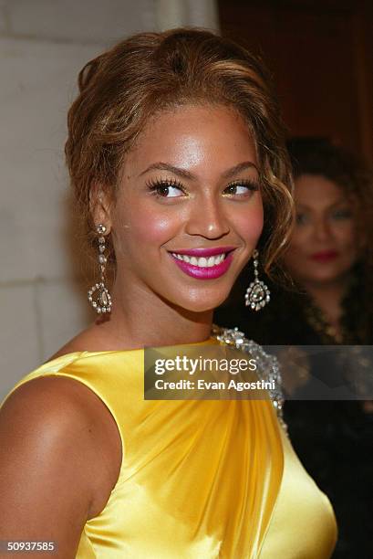 Singer Beyonce Knowles poses backstage at the "2004 CFDA Fashion Awards" at the New York Public Library June 7, 2004 in New York City. The "2004 CFDA...