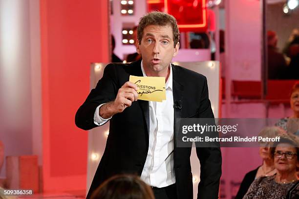 Impersonator Thierry Garcia imitates Julien Lepers during the 'Vivement Dimanche' French TV Show at Pavillon Gabriel on February 10, 2016 in Paris,...