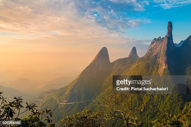 sunrise over dedo de deus mountain in serra dos orgaos national park, brazil - teresopolis foto e immagini stock