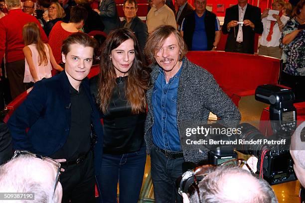 Actors Benabar, Zoe Felix and Pascal Demolon present the Theater Play "Je vous ecoute", performed at Theatre Tristan Bernard, and pose for...
