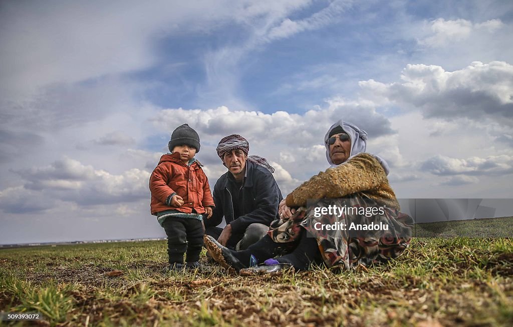 Syrians camp on Turkey-Syria border near Aleppo