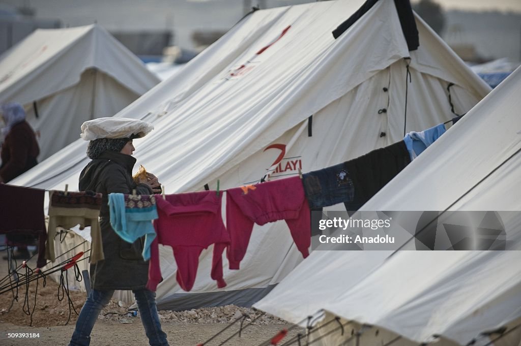 Syrians camp on Turkey-Syria border near Aleppo