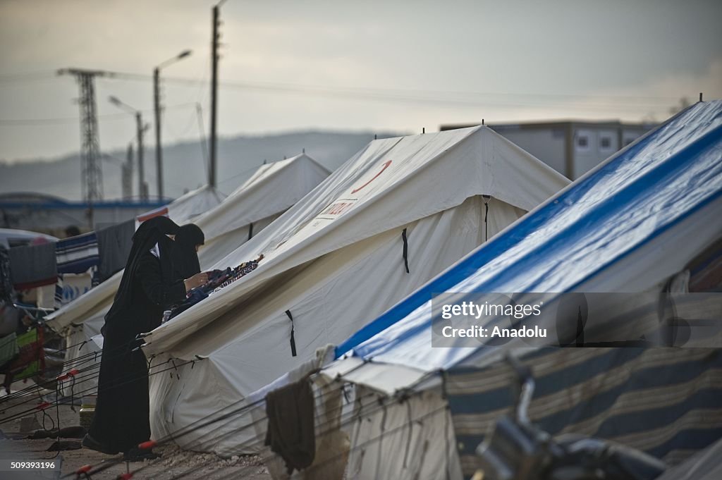 Syrians camp on Turkey-Syria border near Aleppo