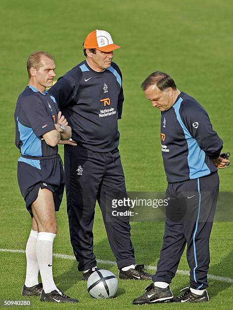Dutch soccer team player Jan Wouters stands with coaches Willem van Hanegem and Dick Advocaat at a training in Albufeira, 08 June 2004. AFP PHOTO...