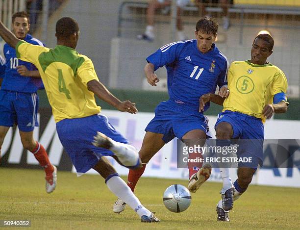 Frenchman Jeremie Aliadiere vies with Brazilians Renato and Carlos Alberto , 08 June 2004, in Toulon, during the semi-final of the International...