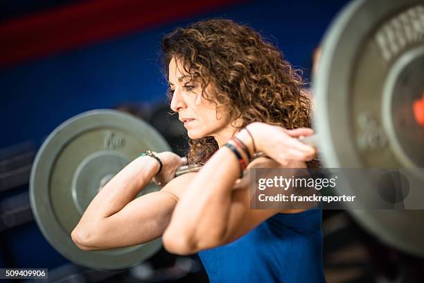 weightlifting strong woman on a gym - snatch stockfoto's en -beelden