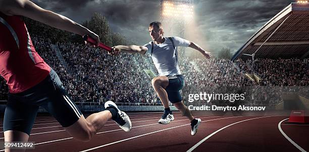 running fahren sie auf dem olympic stadium - staffel stock-fotos und bilder