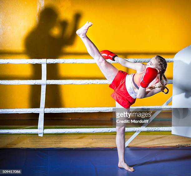 kickboxing posizione - womens boxing foto e immagini stock