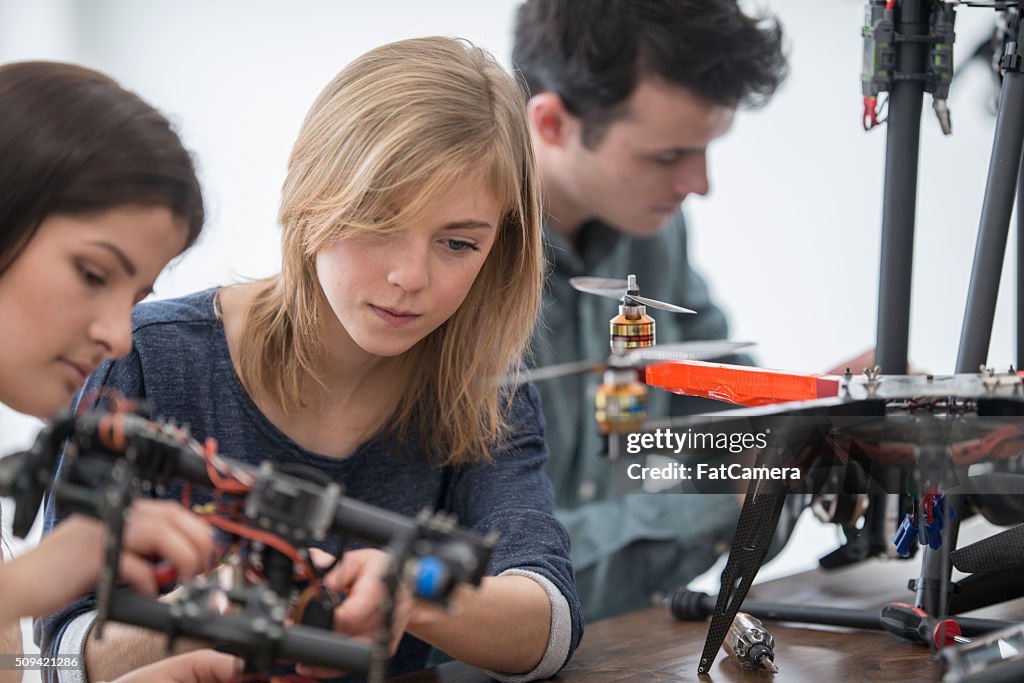 Arbeiten mit einem Roboter- Hintergrundgeräusche