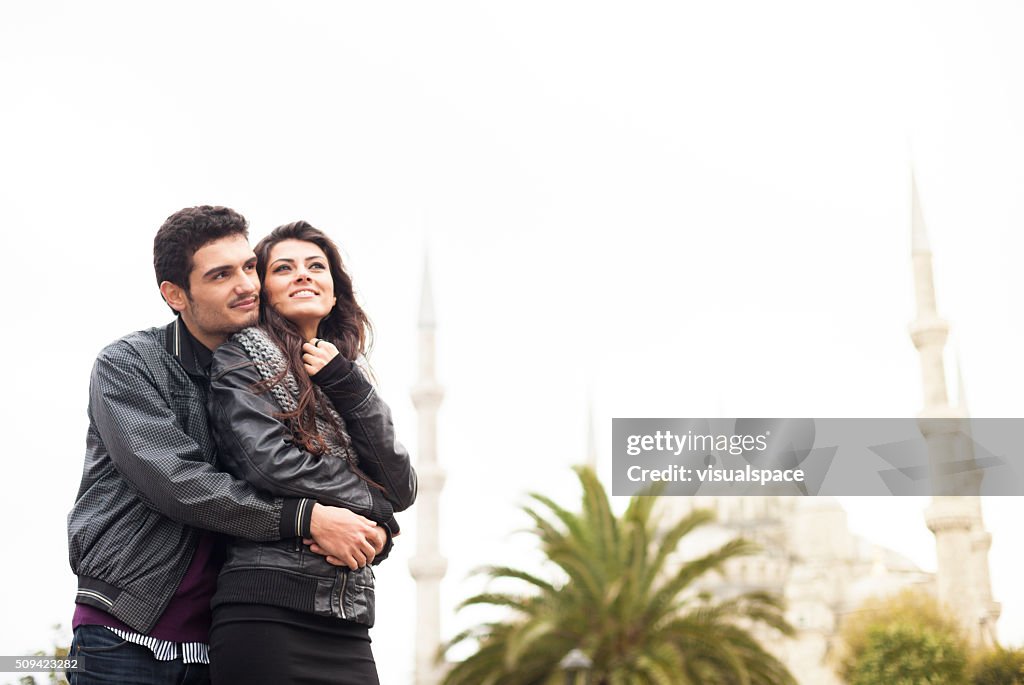 Hübschen jungen türkischen Paar vor der Blauen Moschee