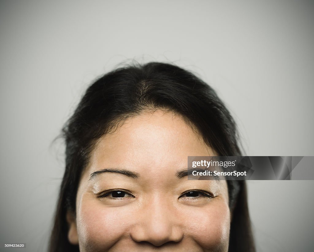 Retrato de un joven mujer japonés observando un la cámara.