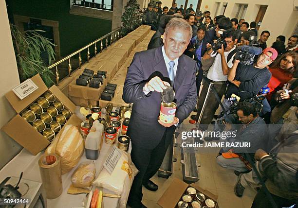El ministro del Interior de Peru, Javier Reategui, muestra a la prensa una de las latas de conserva utilizadas para traficar casi una tonelada de...
