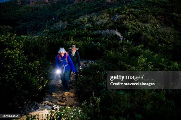 senior casal caminhadas na austrália deserto australiano. - flashlight imagens e fotografias de stock