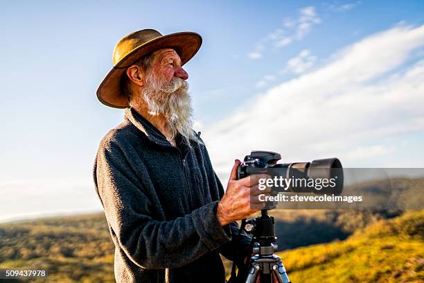 senior fotograf im australischen hinterland. - old photographer stock-fotos und bilder