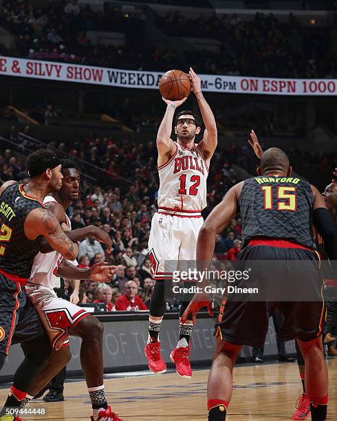 Kirk Hinrich of the Chicago Bulls shoots against the Atlanta Hawks during the game on February 10, 2016 at United Center in Chicago, Illinois. NOTE...