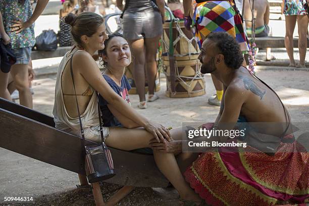 Revelers talk during the Bloco das Mulheres Rodadas Carnival parade in Rio de Janeiro, Brazil, on Wednesday, Feb. 10, 2016. The Bloco das Mulheres...