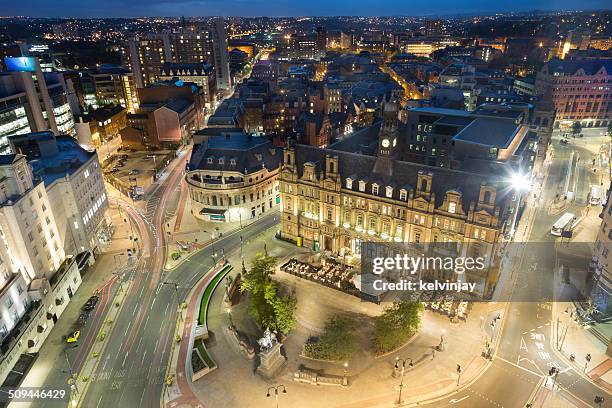 praça da cidade de leeds à noite - leeds imagens e fotografias de stock