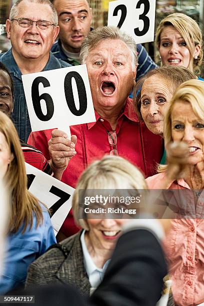 auction crowd - bid signs stock pictures, royalty-free photos & images