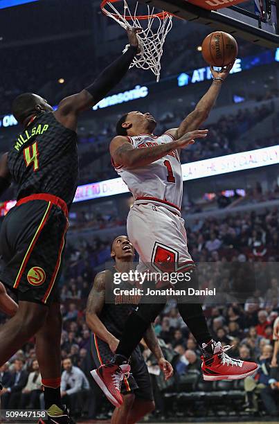 Derrick Rose of the Chicago Bulls puts up a shot between Paul Millsap and Jeff Teague of the Atlanta Hawks at the United Center on February 10, 2016...