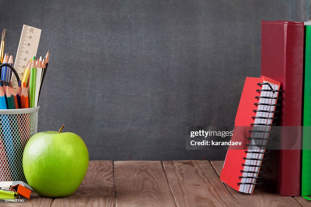 Schule und Büromaterialien und apple