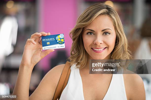 忠実なカードを持つ買い物の女性 - ポイントカード ストックフォトと画像