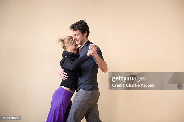 tango dancers - tango photos et images de collection