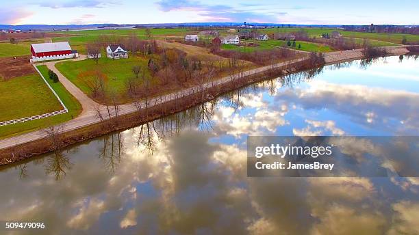 atemberaubend schöne ländliche landschaft mit himmel spiegelt sich im fluss - green bay wisconsin stock-fotos und bilder