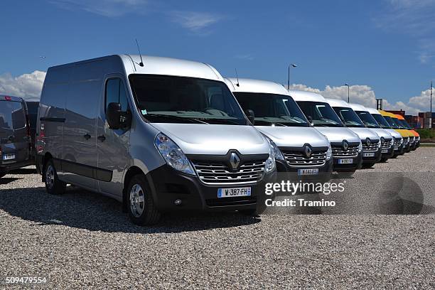 renault master fourgons dans une rangée - parc automobile photos et images de collection