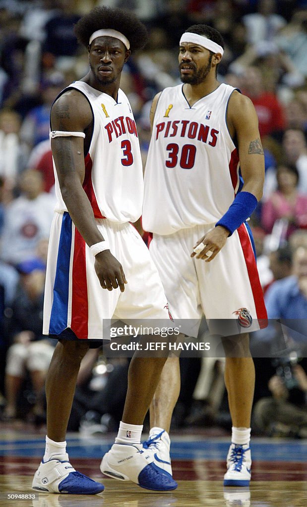 Ahuyentar acampar vegetariano Rasheed Wallace and Ben Wallace of the Detroit Pistons pass each... Fotografía de noticias - Getty Images Ahuyentar acampar vegetariano Rasheed Wallace and Ben Wallace of the Detroit Pistons pass each... Fotografía de noticias - Getty Images