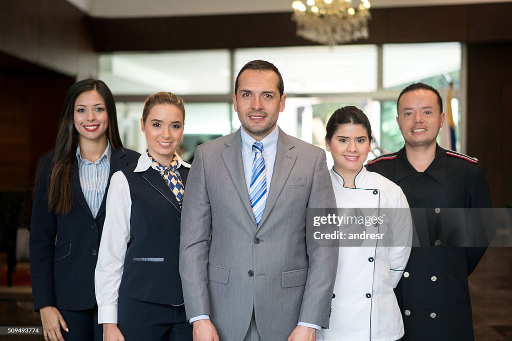 Funcionários felizes do hotel