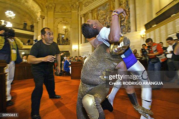 Dos profesionales de la Lucha Libre realizan una demostracion en el Congreso de la Republica el 11 de Junio de 2004, durante el Foro Social por el...