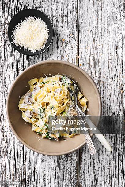 fettuccine with mushrooms, leek and tarragon - fettuccine alfredo stock pictures, royalty-free photos & images