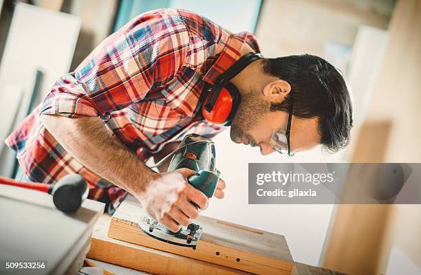 carpintaria curso. - man builds his own plane imagens e fotografias de stock