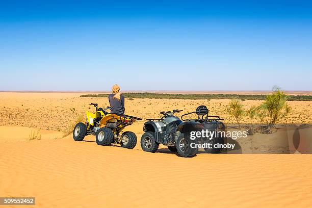 quad-tour in der sahara nahe ksar ghilane oase, tunesien - geländefahren stock-fotos und bilder