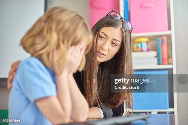 llanto niña en edad escolar - acoso escolar fotografías e imágenes de stock
