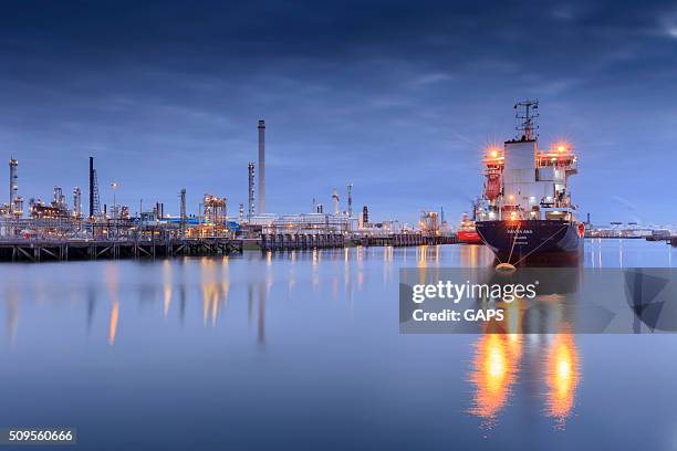 tanker in rotterdam's tweede petroleumhaven - industrial district stock pictures, royalty-free photos & images