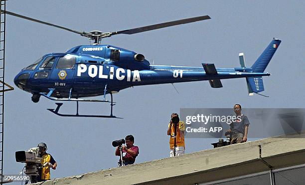 Un helicoptero de la policia mexicana sobrevuela el estadio de los Pumas de la UNAM, durante el partido final del torneo Clausura 2004 de la liga...