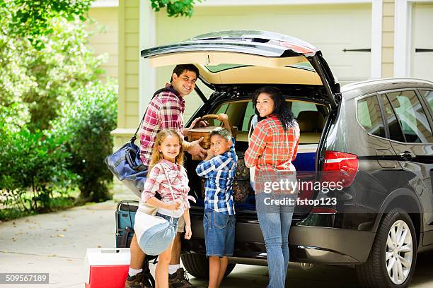 family packing car to go on vacation. parents, children. - sports utility vehicle stockfoto's en -beelden