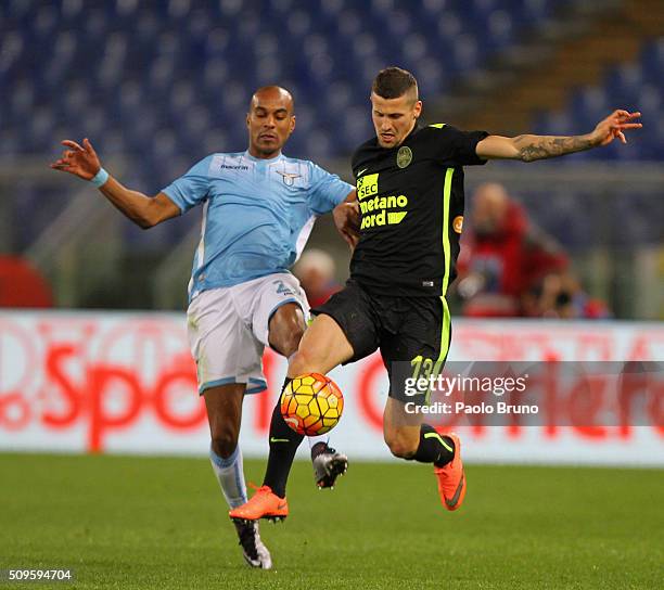 Abdoulay Konko of SS Lazio competes for the ball with Pawel Wszolek of Hellas Verona FC during the Serie A match between SS Lazio and Hellas Verona...