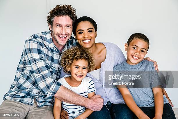 happy multi-ethnic family at home - person gemischter abstammung stock-fotos und bilder