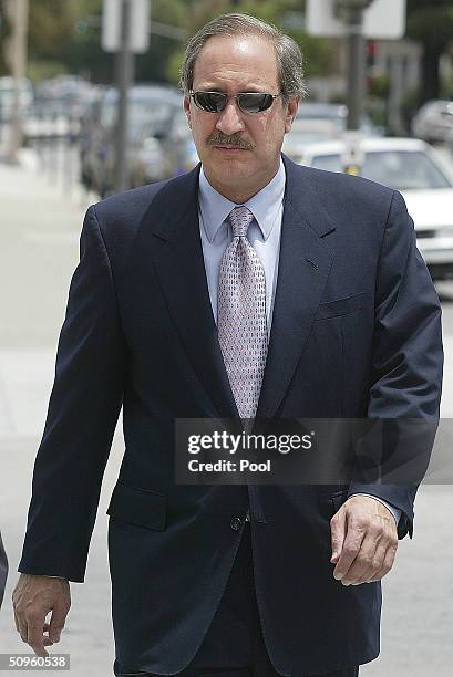 Attorney Mark Garegos arrives from a lunch break to the San Mateo County Courthouse for the Scott Peterson trial June 14, 2004 in Redwood City,...