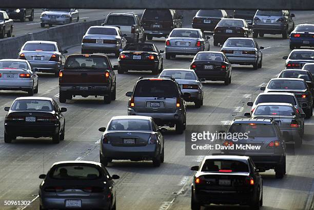 Evening traffic fills the 101 freeway near Hollywood, on June 14, 2004 in Los Angeles, California. New California auto emissions regulations proposed...